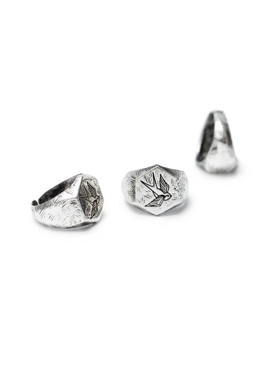 anillo en plata  tipo sello golondrina