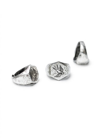 anillo en plata  tipo sello golondrina