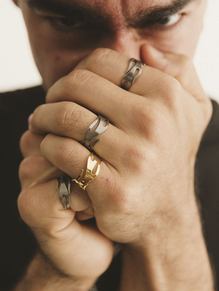 anillo dorado y plateado de fuego para hombre y mujer. skull accesorios medellin