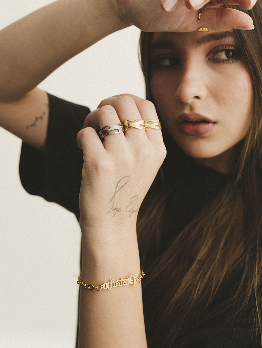 anillo dorado y plateado de fuego para hombre y mujer con estilo alternativo y rockero. skull accesorios medellin