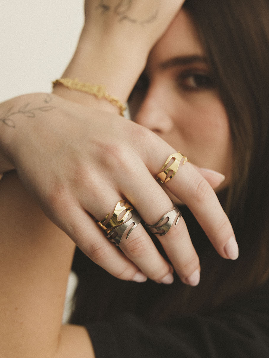 Anillos con diseño de llamas estilo rockero en dorado y plateado Skull Accesorios Medellín