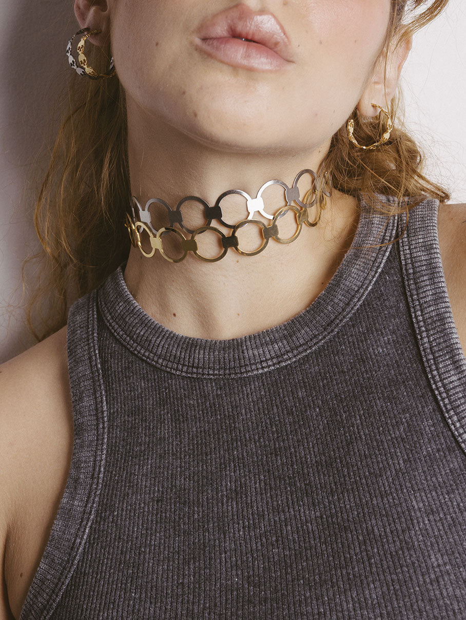 choker en acero, collar corto, accesorios alternativos, choker en bronce con baño en oro, choker graduable, choker circulos