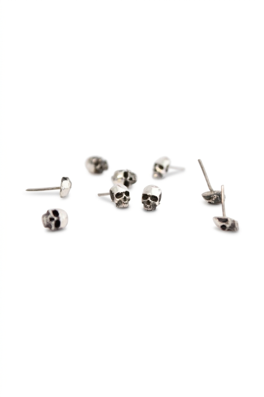 Aretas tipo topo de calavera en plata 950 joyería artesanal alternativa Colombia. Aretas unisex.