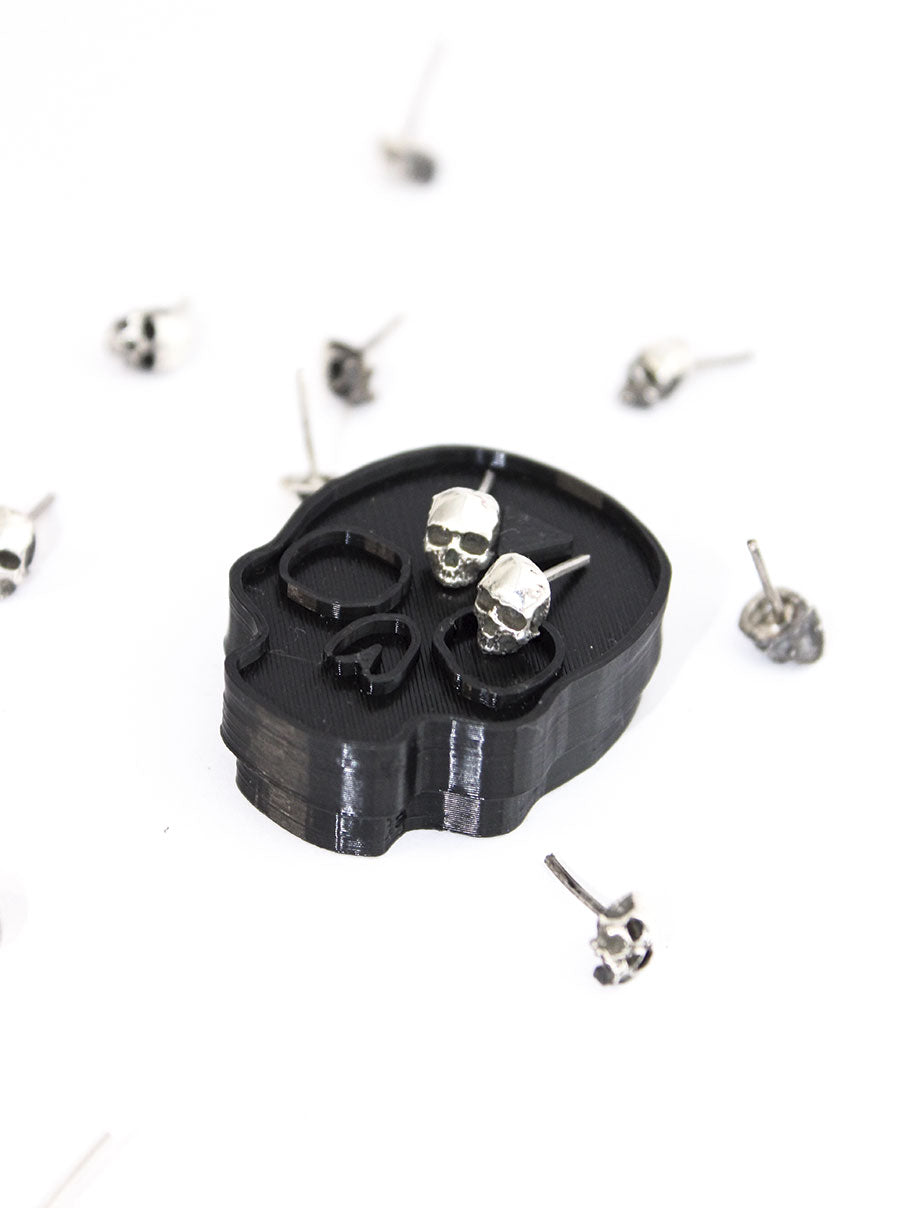 Aretas tipo topo de calavera en plata 950 joyería artesanal alternativa Colombia
