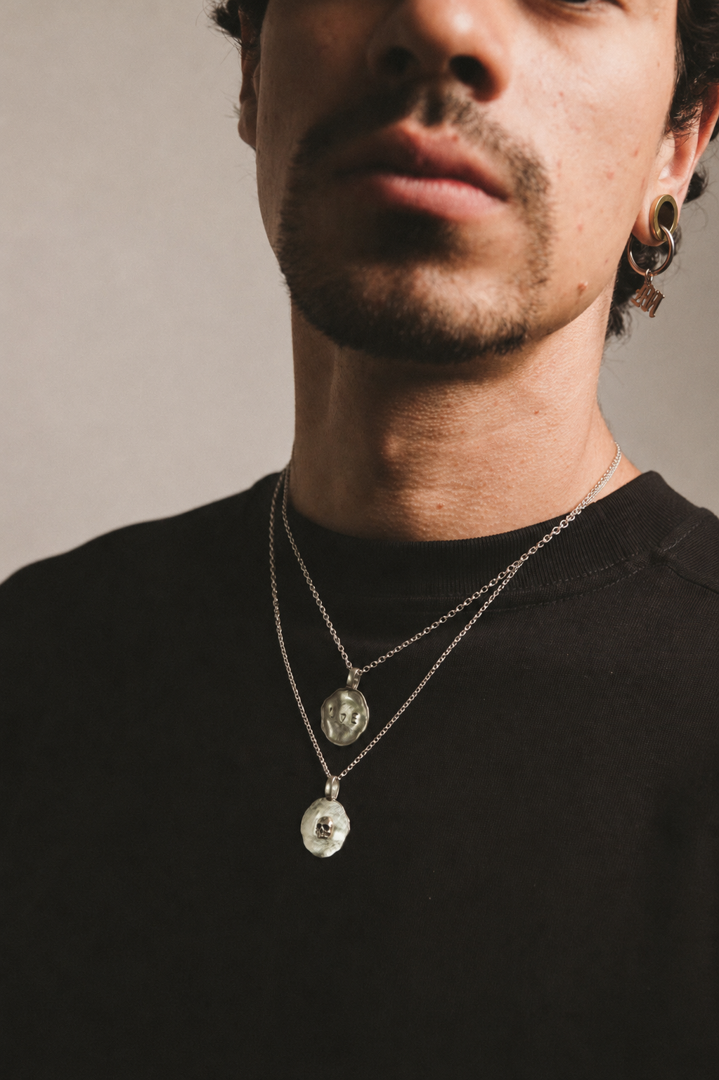 collar unisex, en color plateado con estilo alternativo y de calaveras