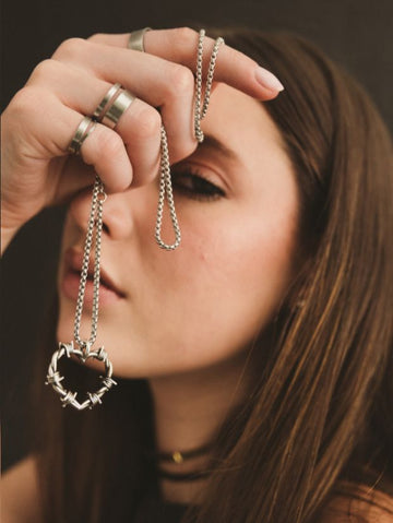 COLLAR CORAZÓN + ANILLO PÚAS