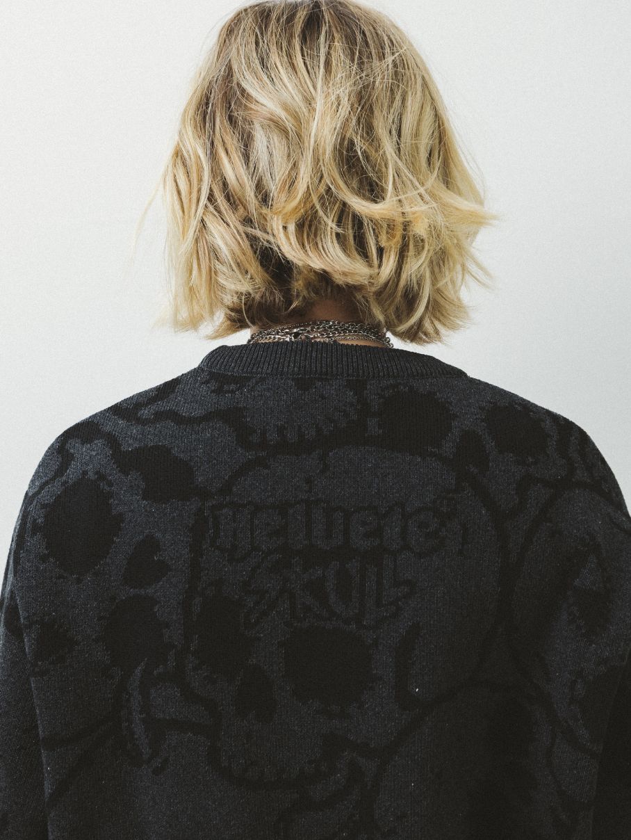 sweater calaveras detalle gris y negro