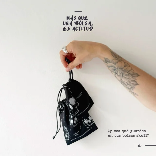¿Creías que era solo una bolsa?
No, calaca. Es Skull.
La hicimos de tela a propósito: pa’ durar, pa’ resistir, pa’ que la uses mil veces y no termine en la basura.

Guardá lo que quieras:
Audífonos, monedas, maquillaje, pastillas, secretos o caos…
Todo cabe si va con actitud.

Más que una bolsa, es tu aliada.
Más que empaque, es parte del viaje.

Y vos… ¿qué guardás en la tuya?
💀🏴‍☠️🤍