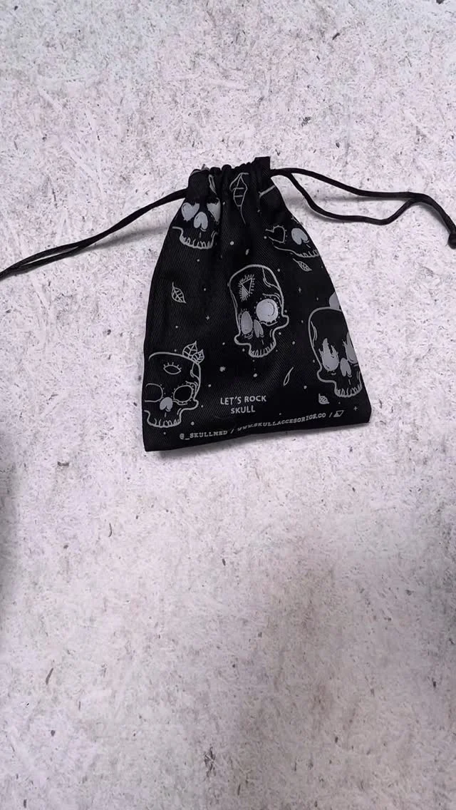 Y así empacamos las joyitas de la línea BLACK.
Joyas en plata, con empaques brutales, una bolsita para los mil y un usos, su respectivo sticker, cuidados, fin. 🤍💀💀