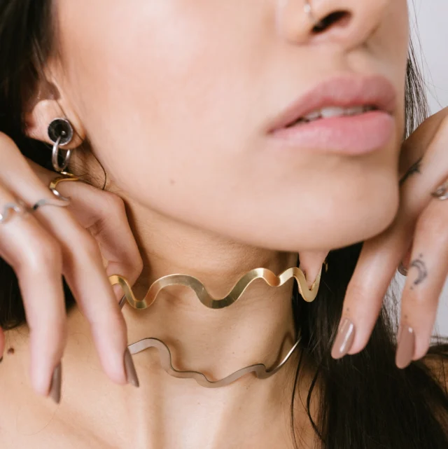 Un choker inspirado en el mar y su movimiento 🌊
Úsalo solo en capas, tú eliges.